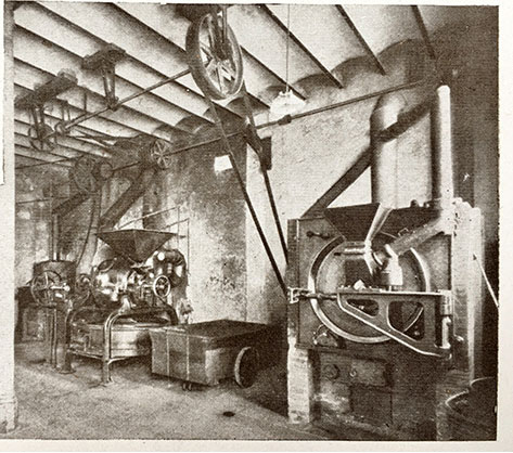 Sala del torrat de cacau. Les màquines estaven accionades per una màquina de vapor central, que conduïa l’energia de moviment per tota la fàbrica mitjançant un sistema d’embarrats (penjats del sostre).